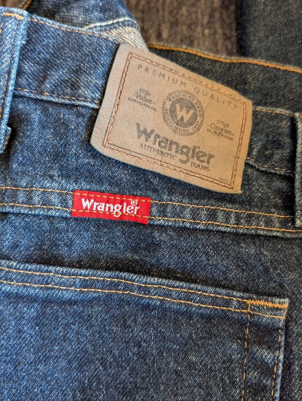Men's Wrangler Jeans Size 42x32 - Picture 2 of 4